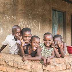 Kinder aus einem Kinderdorf in Tansania